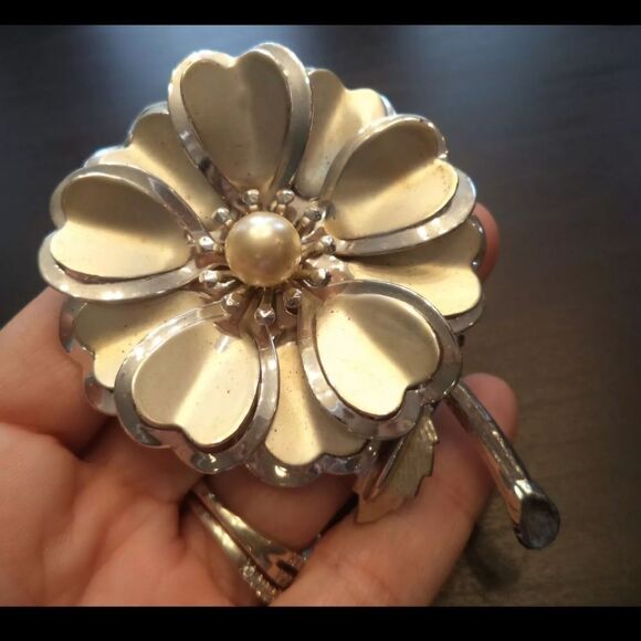 VINTAGE ESTATE CHUNKY PEARL LIGHT GOLD TONE FLOWER 3 3/8" BROOCH/PIN - Picture 2 of 3